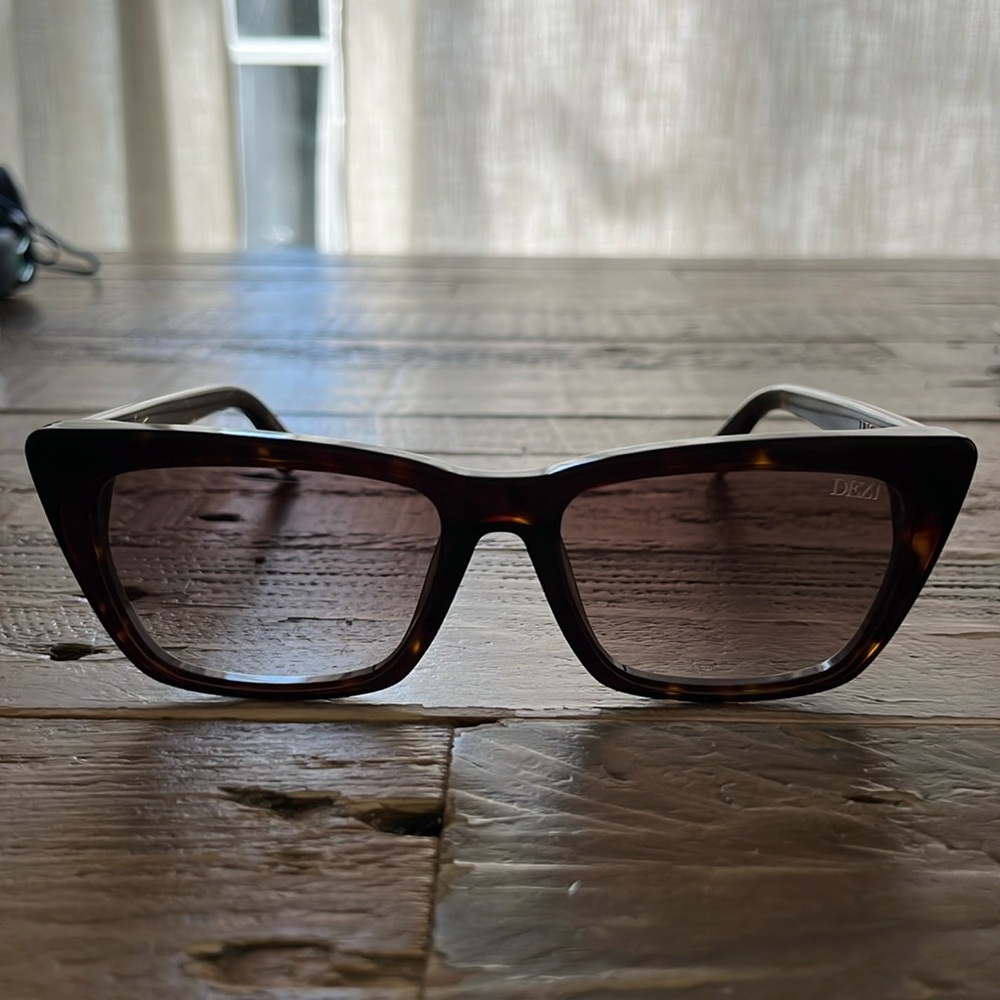 Dezi Gato brown gradient